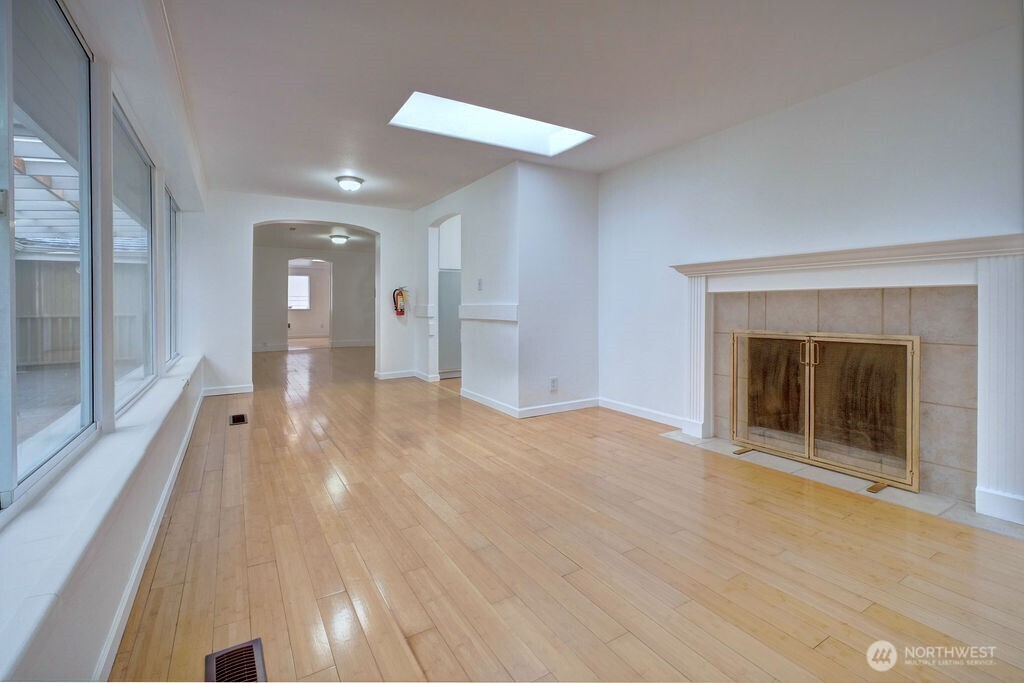 15520 30th Avenue Northeast Shoreline, WA 98155 - Photo 4 of 17 a view of an empty room and window