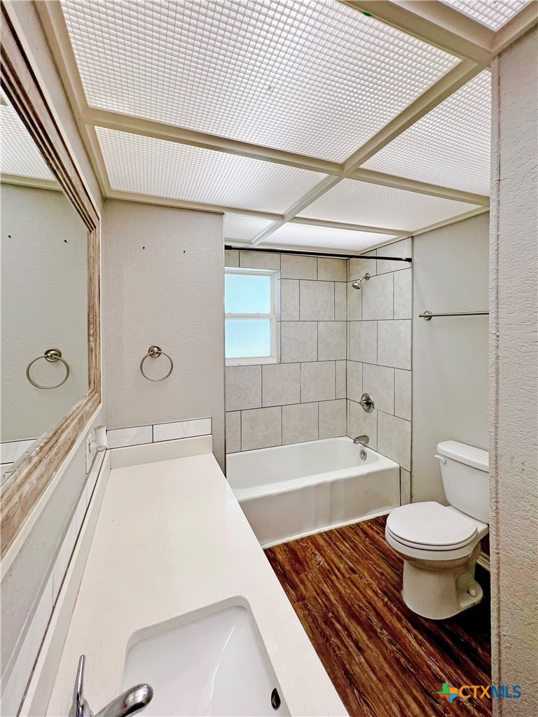 1311 West Main Street Gatesville, TX 76528 - Photo 21 of 30 a bathroom with a sink a toilet and bathtub