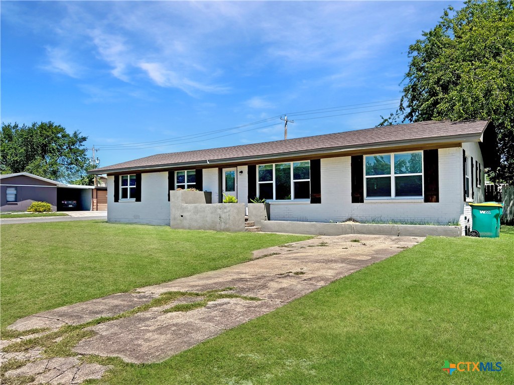 1311 West Main Street Gatesville, TX 76528 - Photo 3 of 30 a front view of a house with a garden