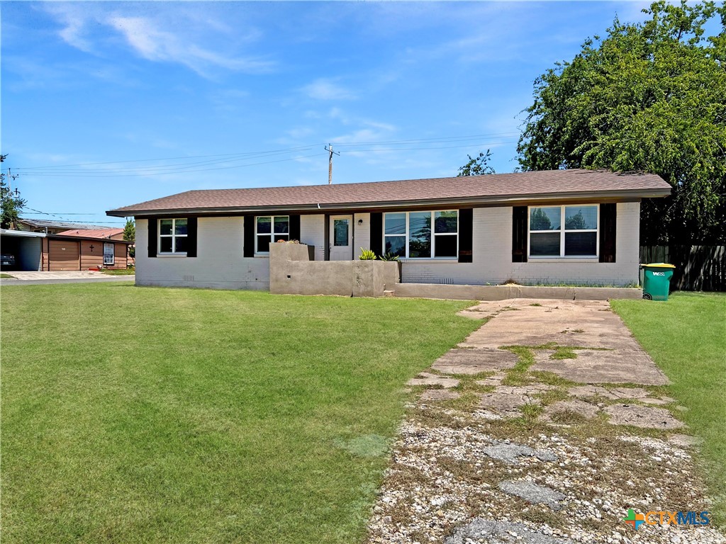 1311 West Main Street Gatesville, TX 76528 - Photo 4 of 30 a front view of a house with a yard