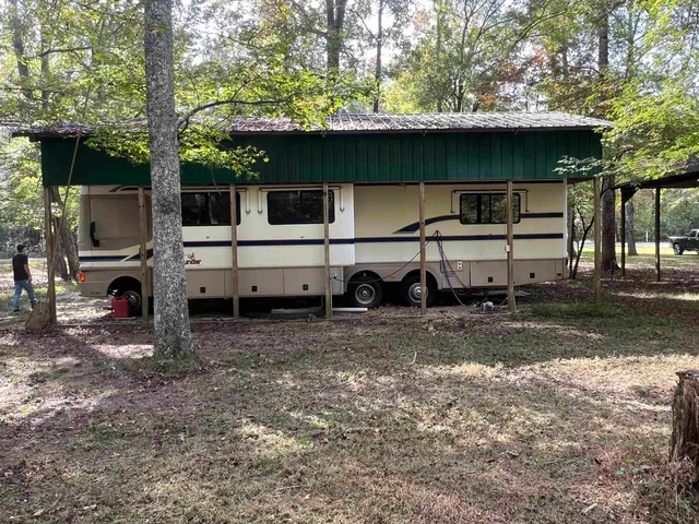 a view of a house with backyard
