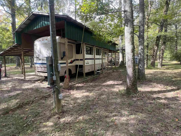 a view of a house with backyard