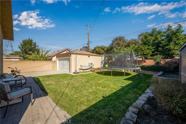 a view of a house with backyard and garden