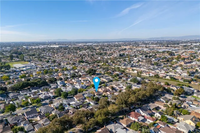 a view of a house with a backyard