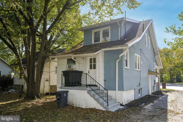 a view of a house with backyard