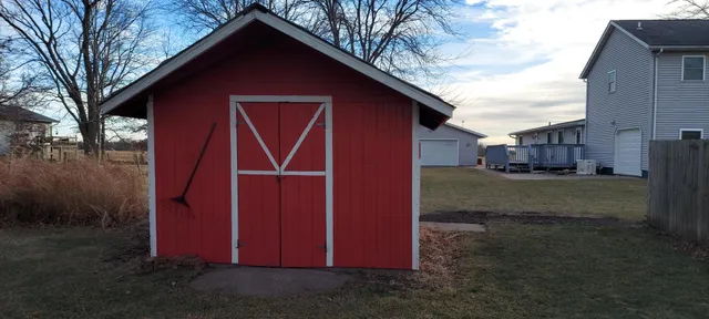 a view of a house with backyard