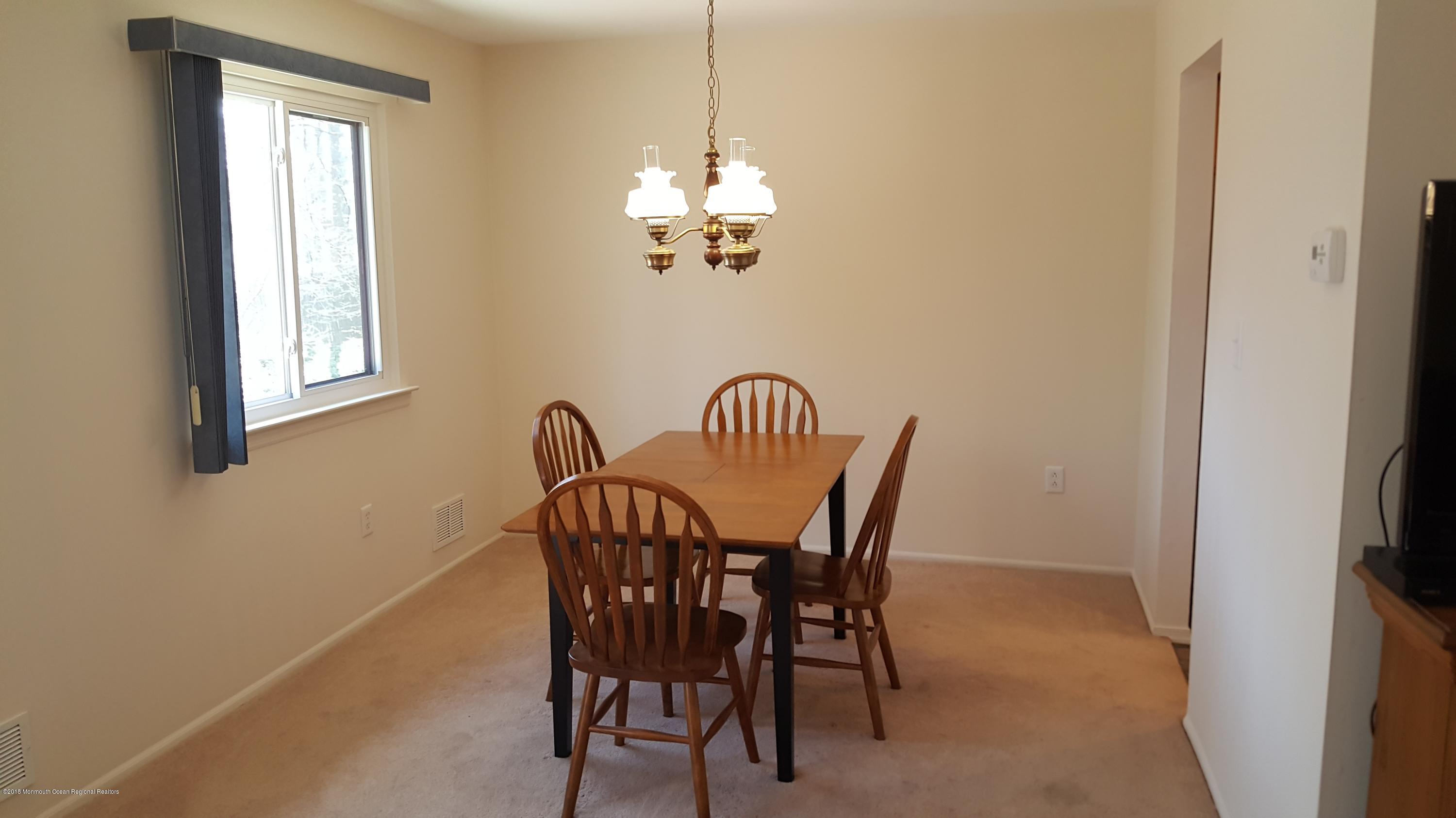 8 Robin Road Howell, NJ 07731 - Photo 5 of 23 20180422_122326