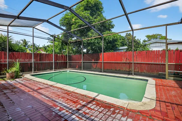 a view of a backyard