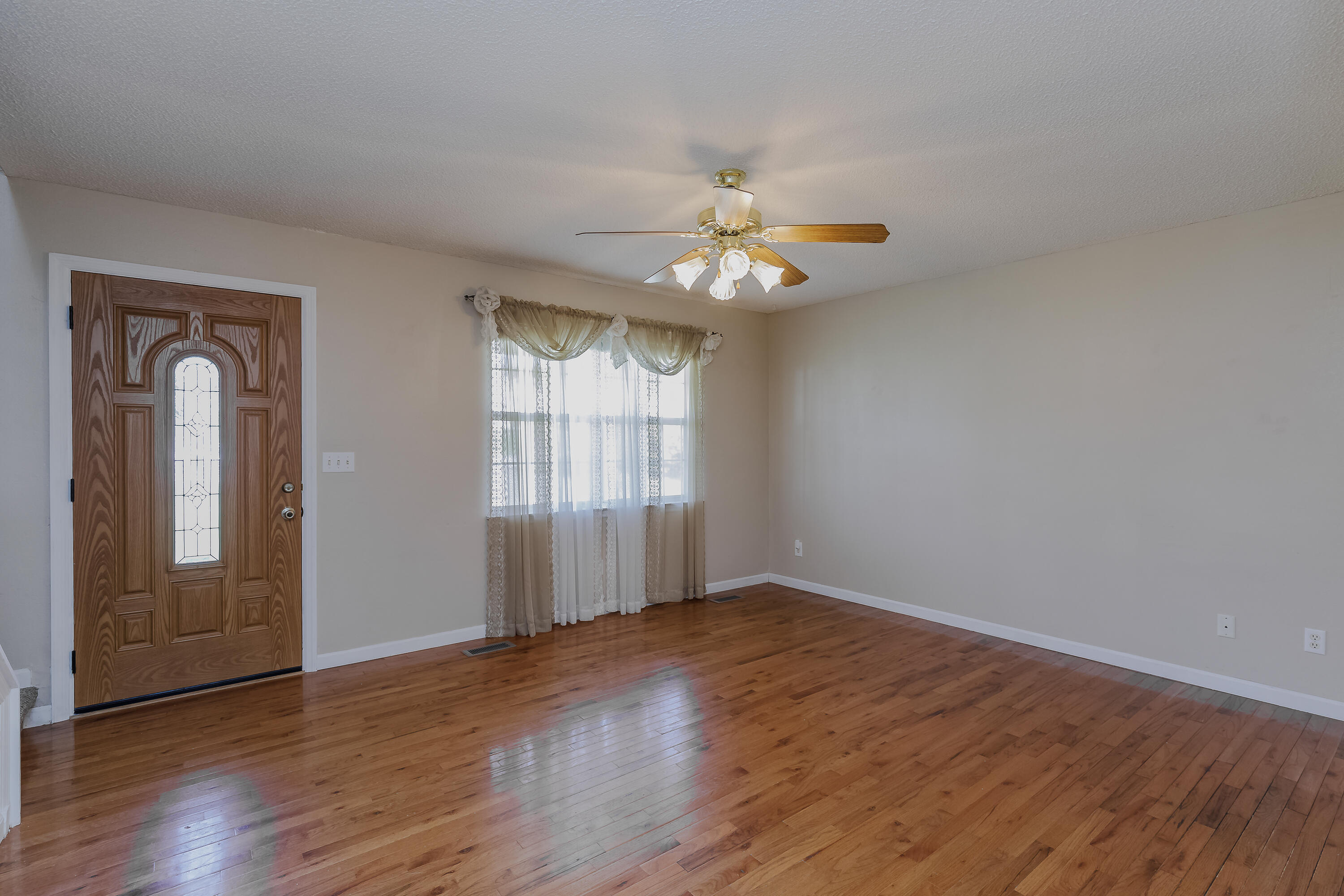 159 Spring Wind Circle Ringgold, GA 30736 - Photo 7 of 48 Living Room