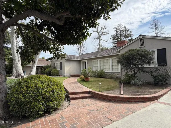 a view of a house with backyard