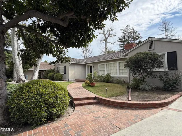 a view of a house with backyard