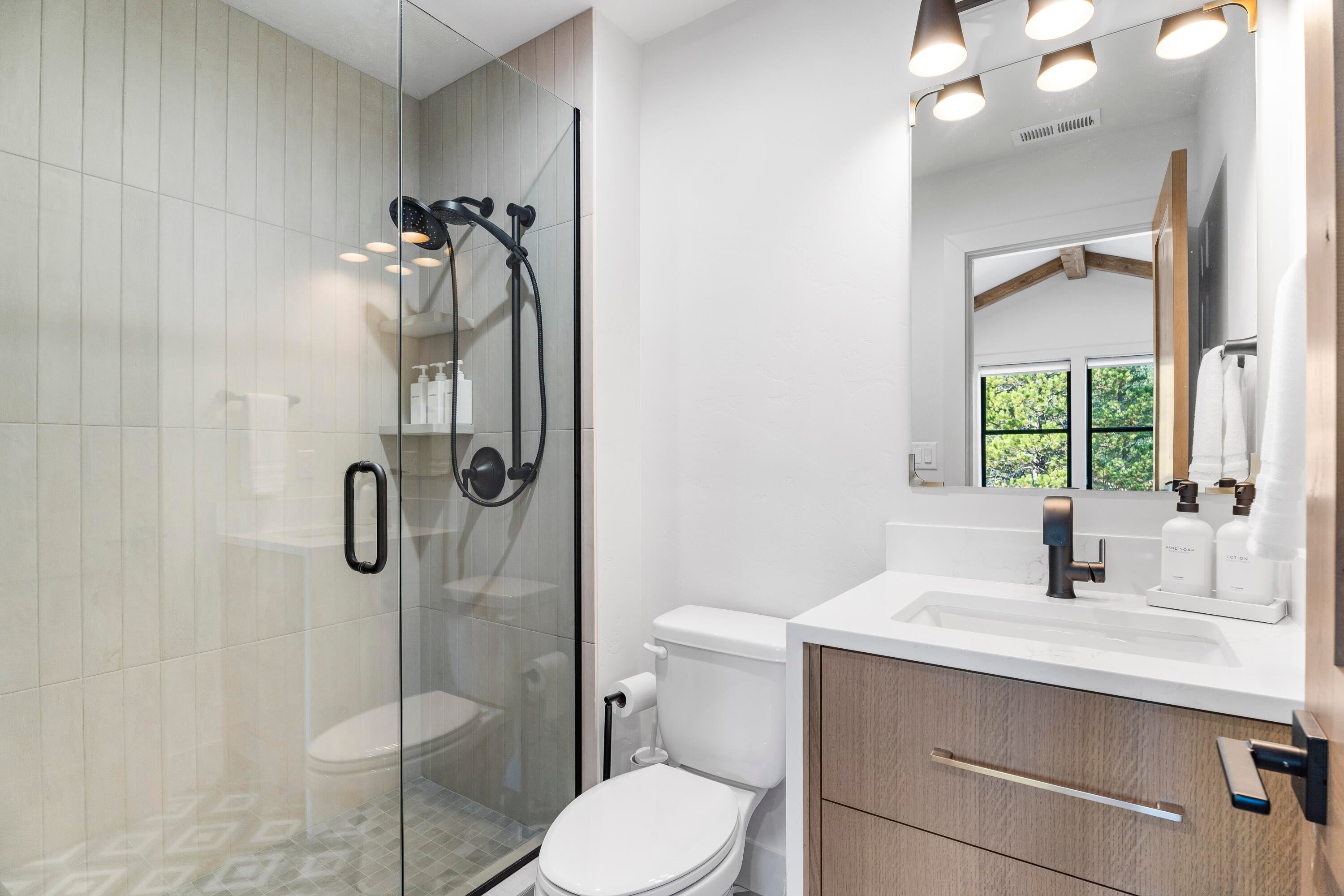 56500 Sunstone Loop, Unit 161 Bend, OR 97707 - Photo 37 of 64 Suite #5 Bath