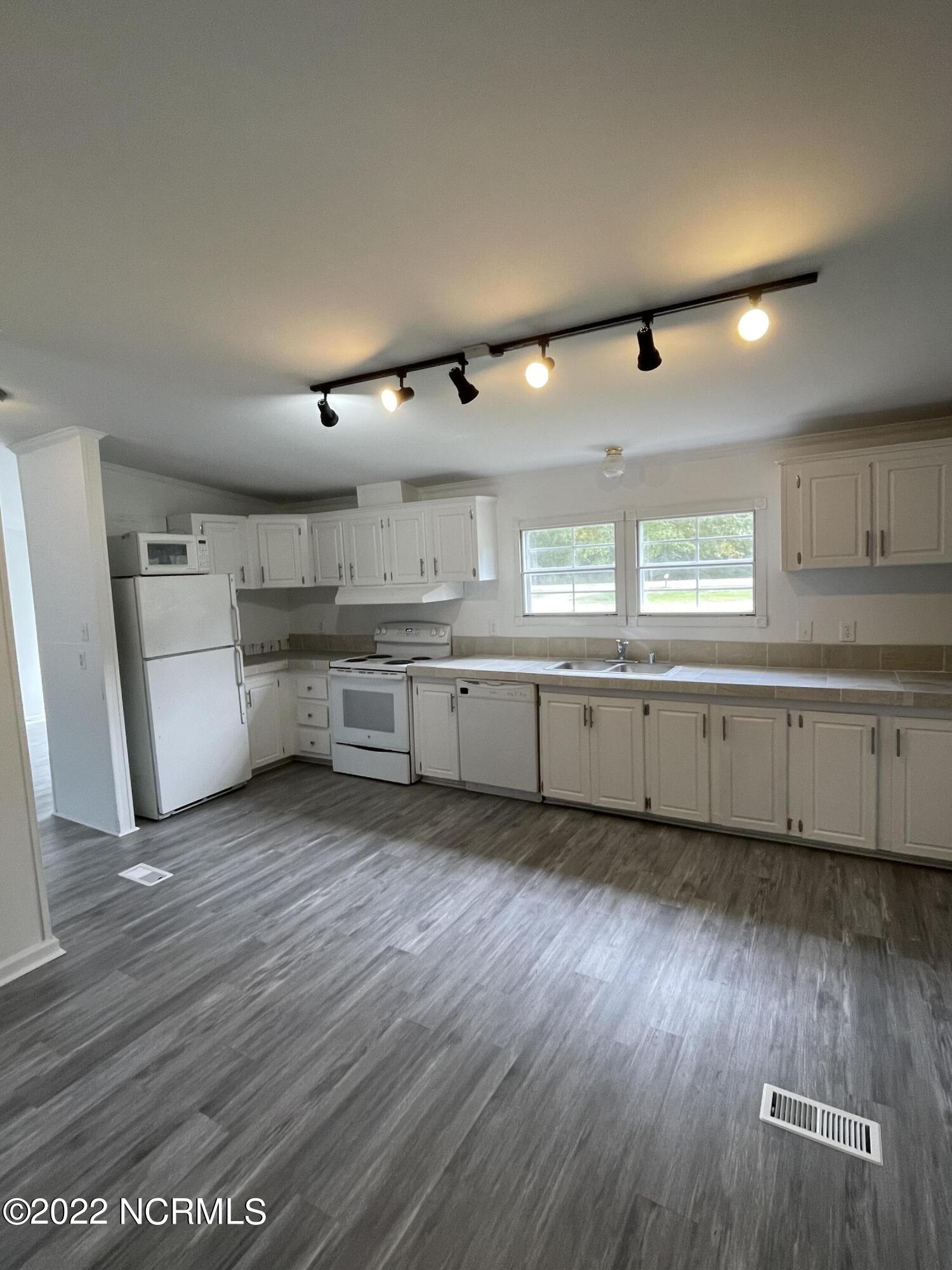 4675 General Howe Road Riegelwood, NC 28456 - Photo 8 of 29 2