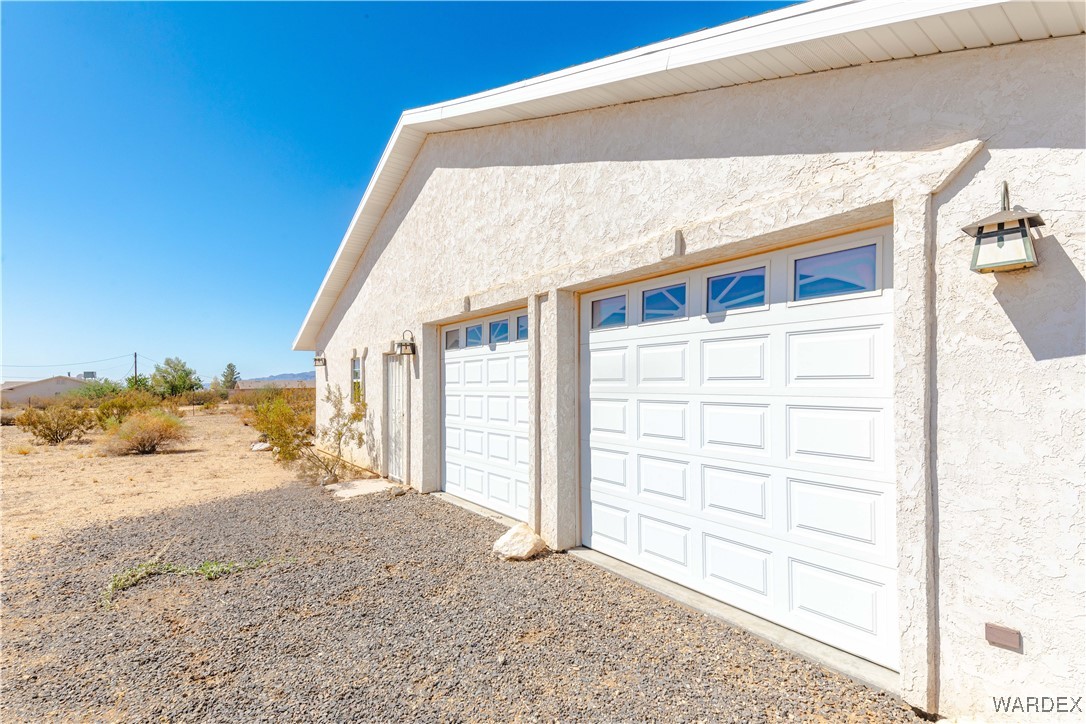 4069 Concho Road Golden Valley, AZ 86413 - Photo 29 of 43 Garage