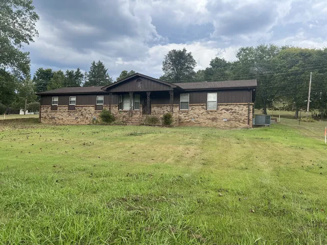 a view of yard with tree in the background