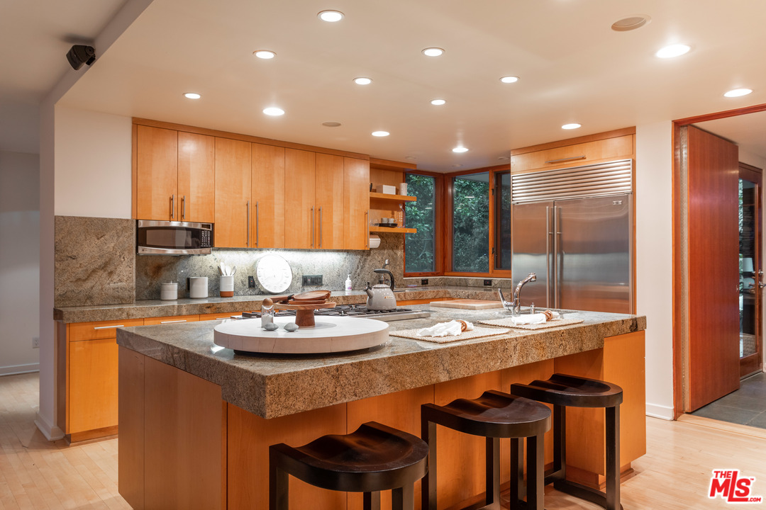 2244 Mandeville Canyon Road Los Angeles, CA 90049 - Photo 18 of 50