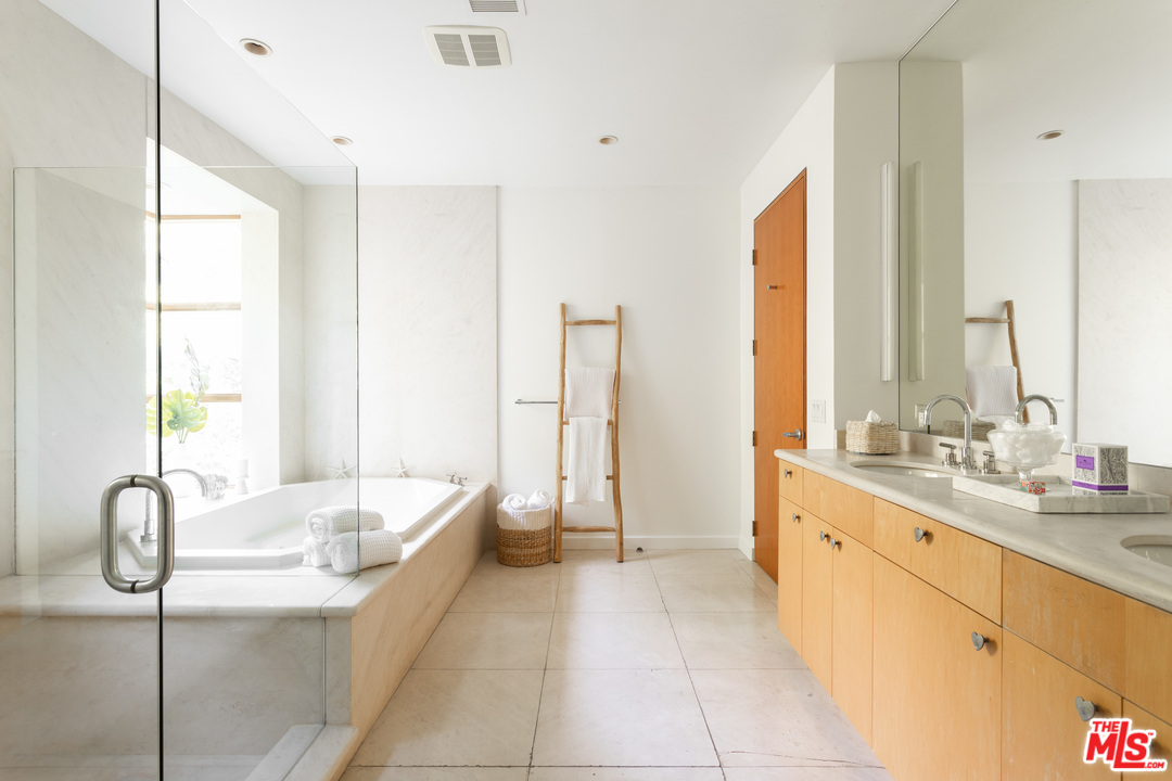 2244 Mandeville Canyon Road Los Angeles, CA 90049 - Photo 37 of 50