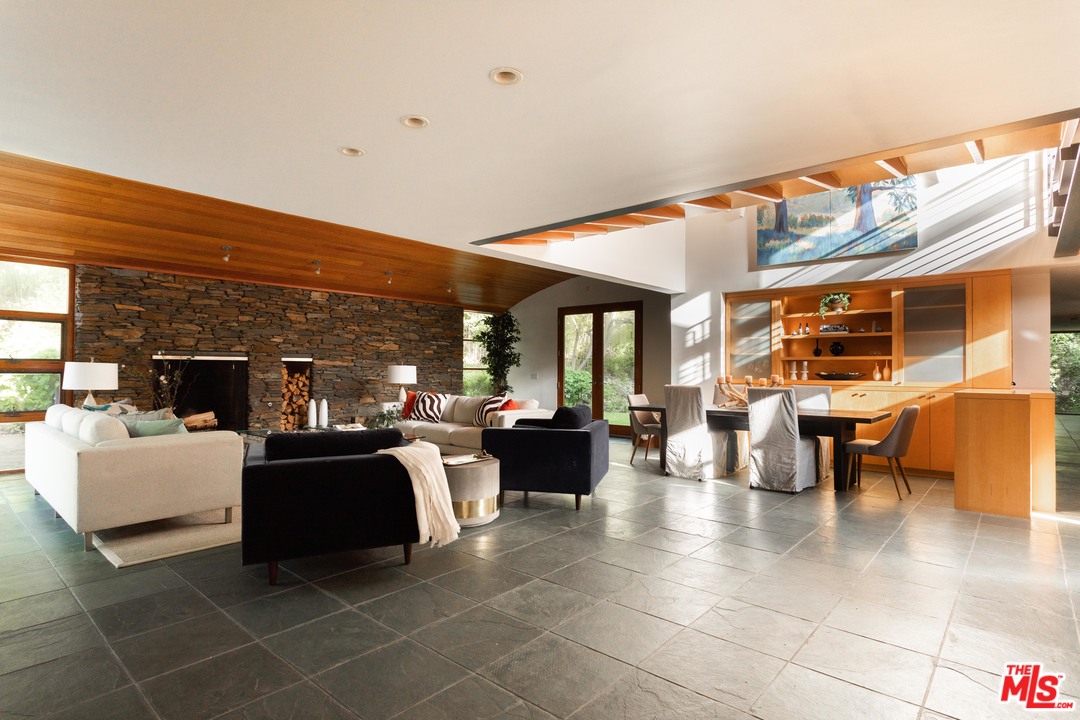 2244 Mandeville Canyon Road Los Angeles, CA 90049 - Photo 8 of 50