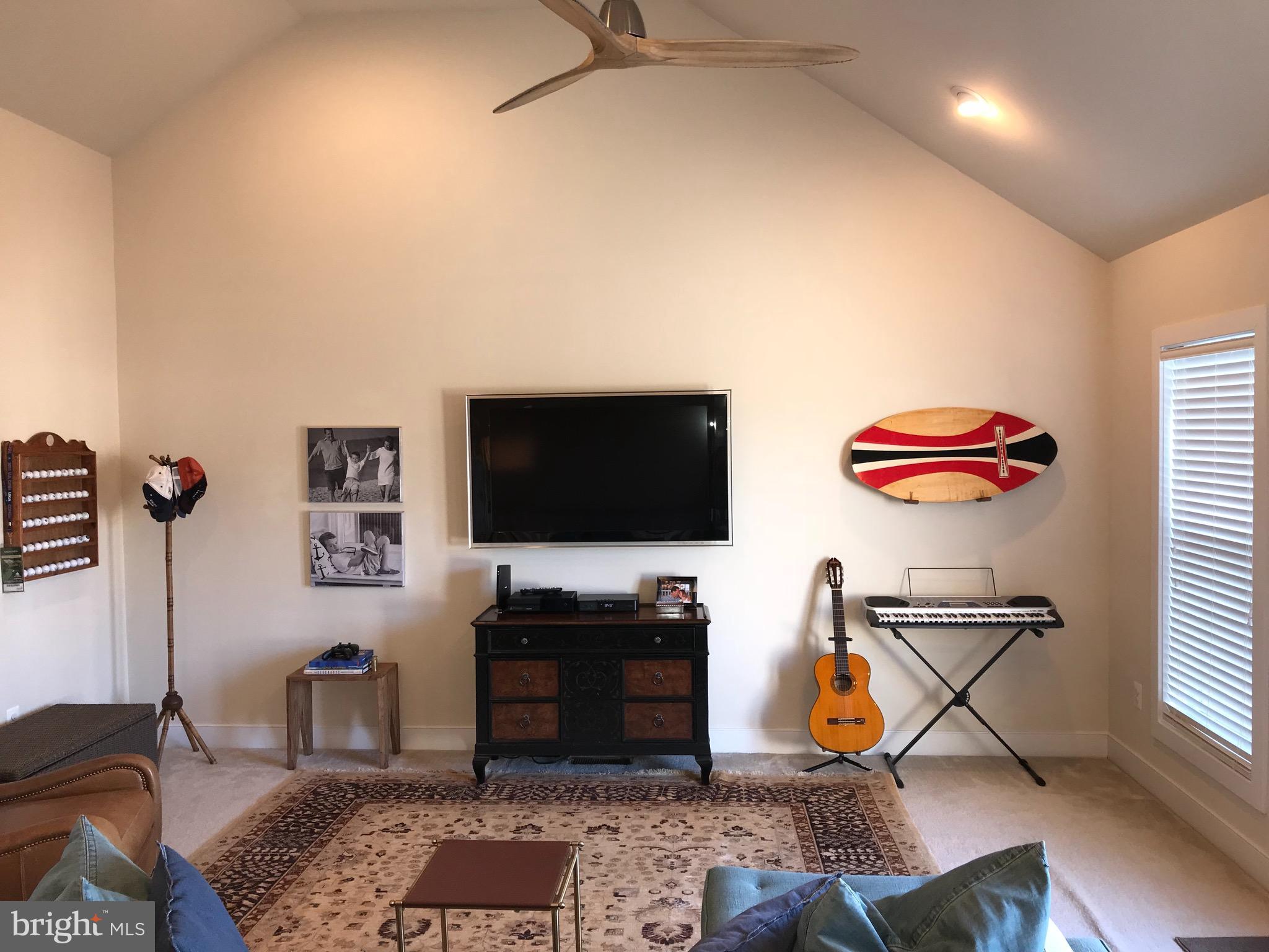 613 Hendrix Avenue Gaithersburg, MD 20878 - Photo 6 of 14 Bonus, airy top floor with rooftop patio