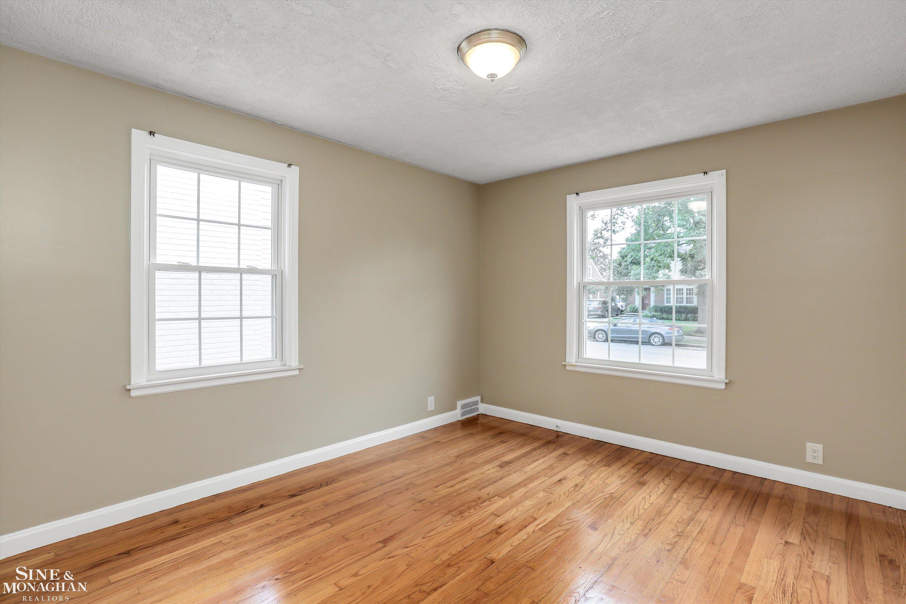 1466 Hampton Road Grosse Pointe Woods, MI 48236 - Photo 17 of 31
