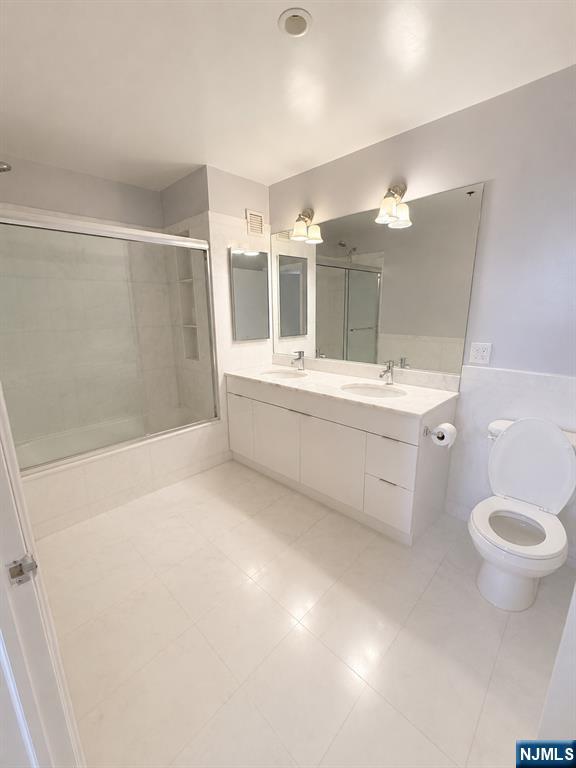 3418 City Place, Unit 3418 Edgewater, NJ 07020 - Photo 5 of 10 a bathroom with a tub sink and mirror