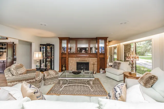 $1,199,900 | 8080 Wolf Road, Burr Ridge, IL 60527