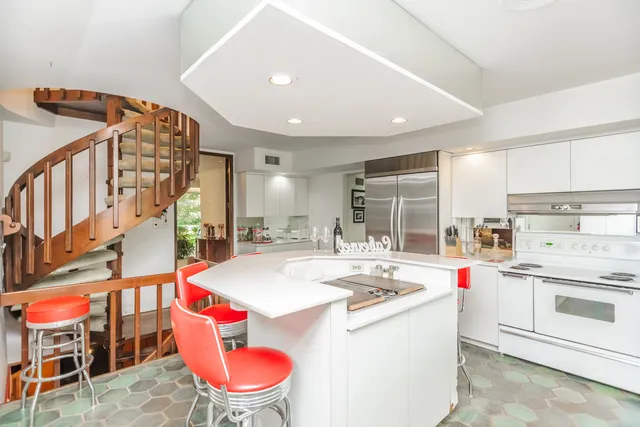 $1,199,900 | 8080 Wolf Road, Burr Ridge, IL 60527