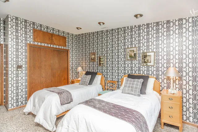 $1,199,900 | 8080 Wolf Road, Burr Ridge, IL 60527