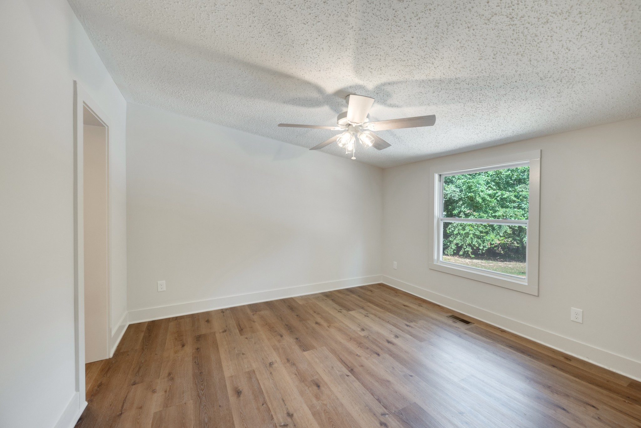 9064 New Chapel Road Springfield, TN 37172 - Photo 19 of 33 an empty room with wooden floor and windows