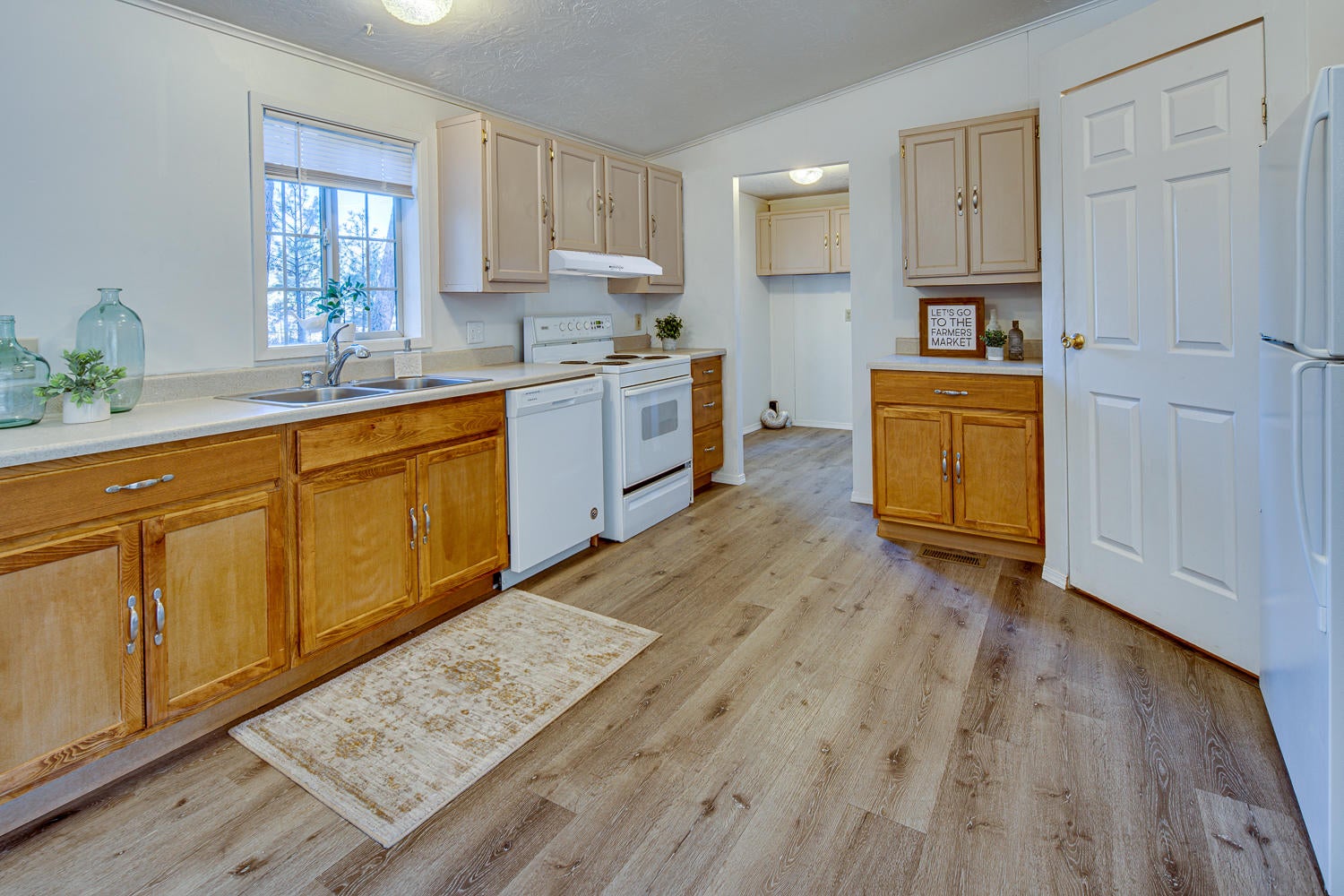 19248 Shoshone Road Bend, OR 97702 - Photo 8 of 26 Kitchen