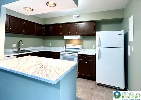 $2,100 | 53 Eisenhower Circle, Whitehall, PA 18052