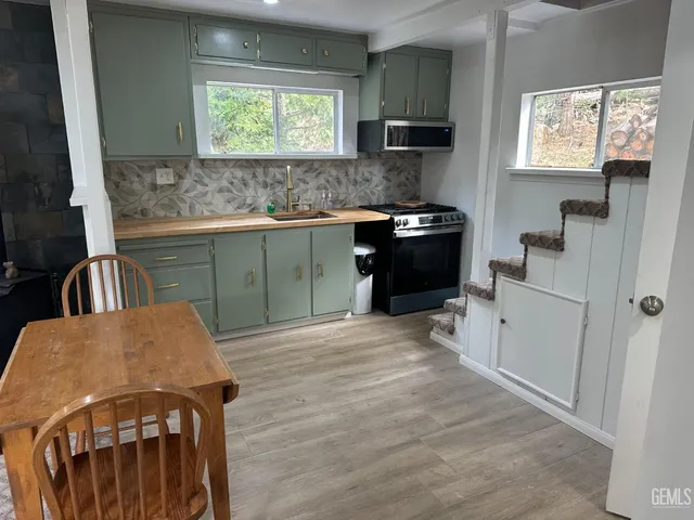 a view of entryway and livingroom with furniture