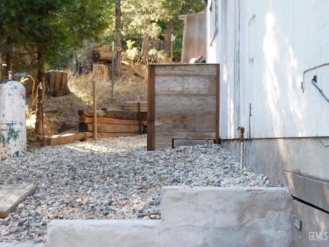 a view of a entrance gate of the house