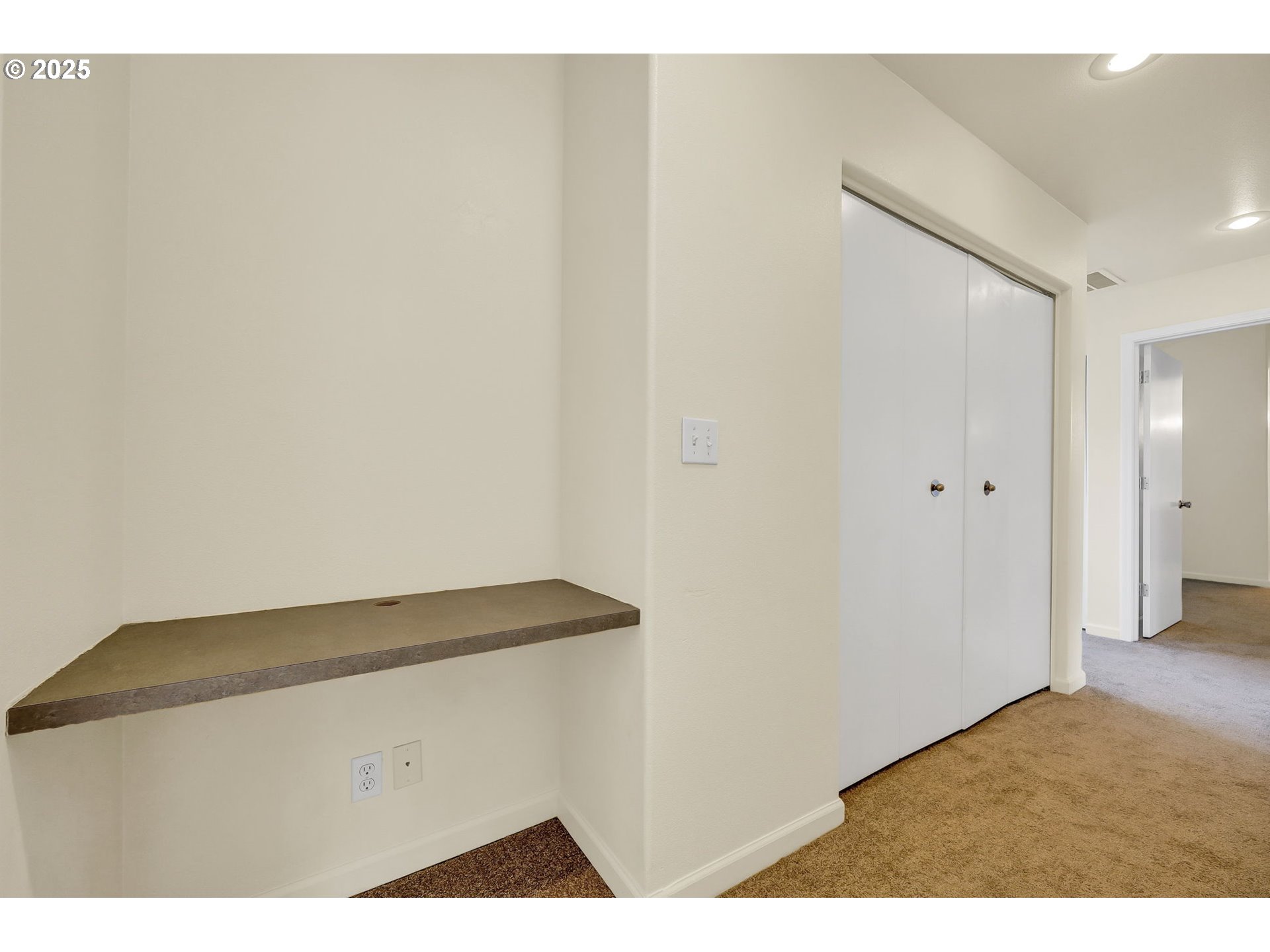 1671 Riley Lane Eugene, OR 97402 - Photo 27 of 48 Hallway