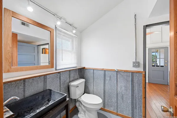 $1,250 | 127 Clay, Unit 2, San Antonio, TX 78204