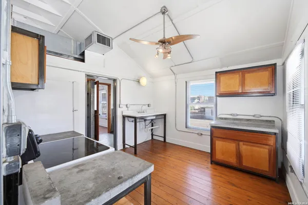 $1,250 | 127 Clay, Unit 2, San Antonio, TX 78204