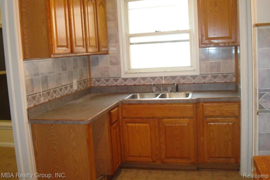 18479 Annchester Road Detroit, MI 48219 - Photo 7 of 14 UPDATED OAK KITCHEN