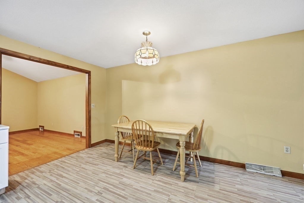 617 River Road Agawam, MA 01001 - Photo 9 of 30 Gallery Image 9