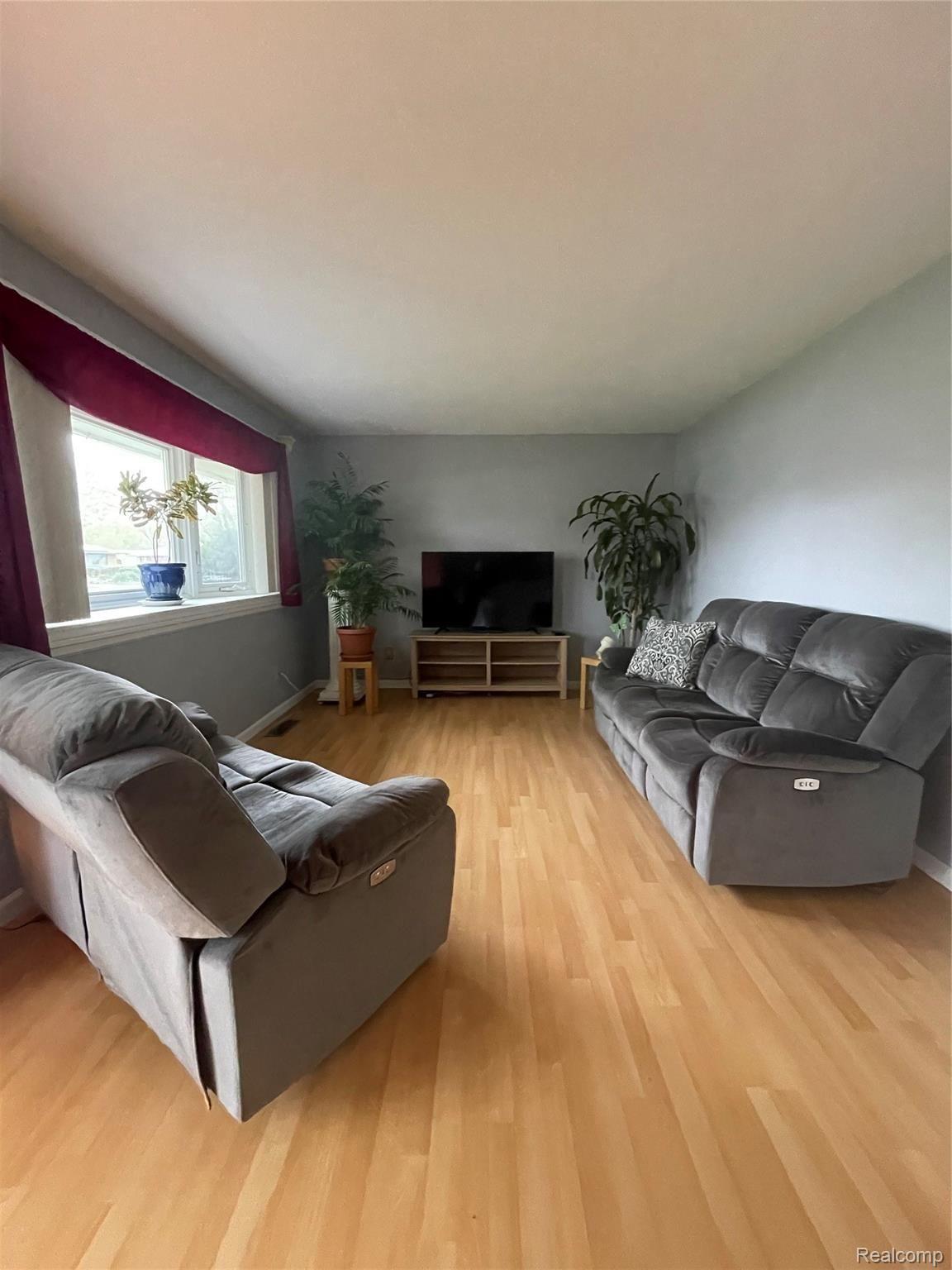4906 Harding Street Wayne, MI 48184 - Photo 2 of 18 C9854808-686F-48CE-9D44-EB3C8FA41C49.jpeg