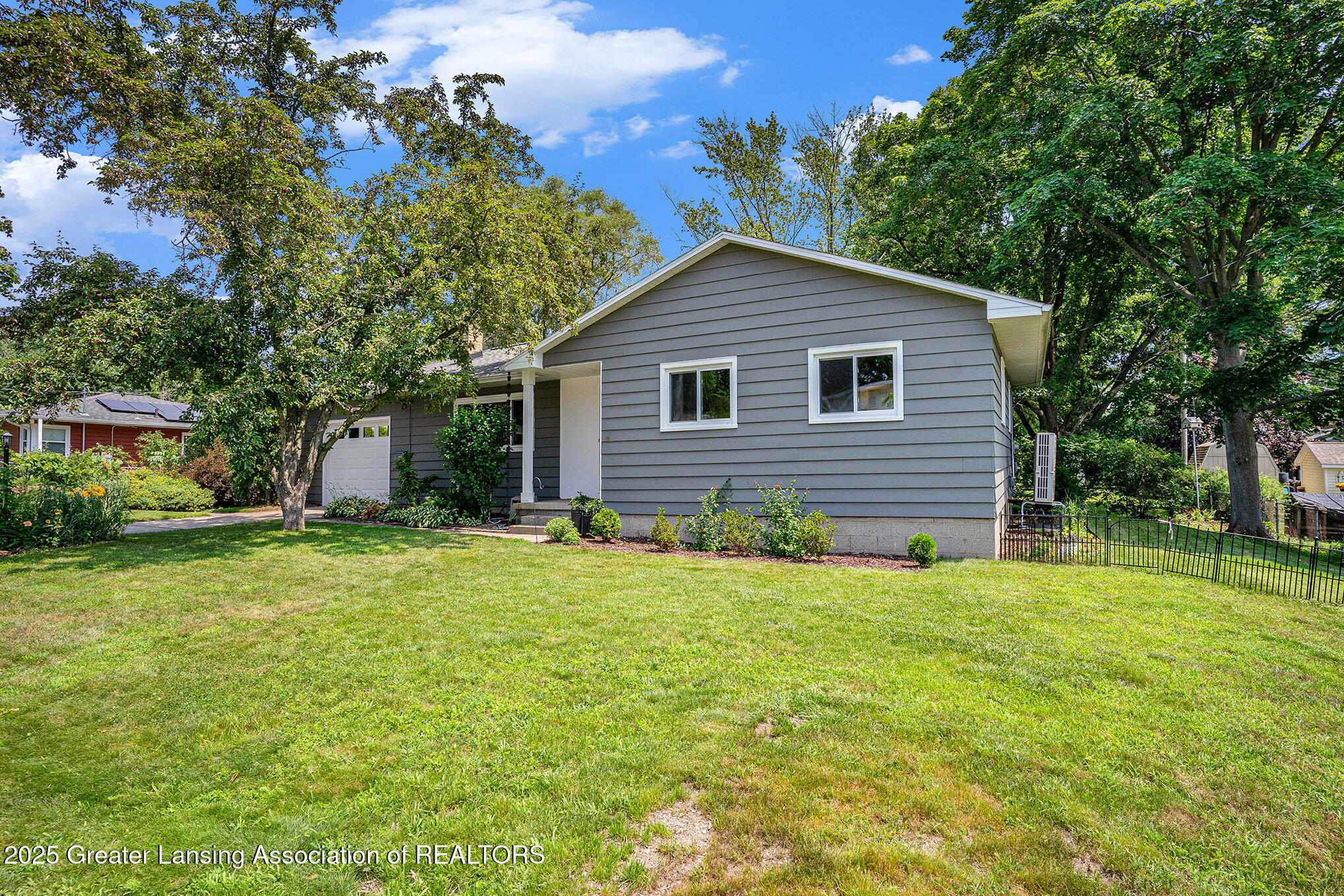320 Mark Street Spring Lake, MI 49456 - Photo 2 of 26 002_dsc07562_971
