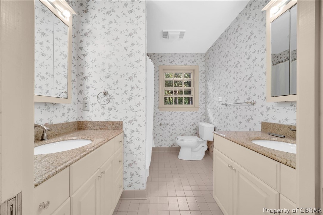 16 Hampton Key Road Williamsburg, VA 23185 - Photo 18 of 35 Double vanities in first floor en suite.