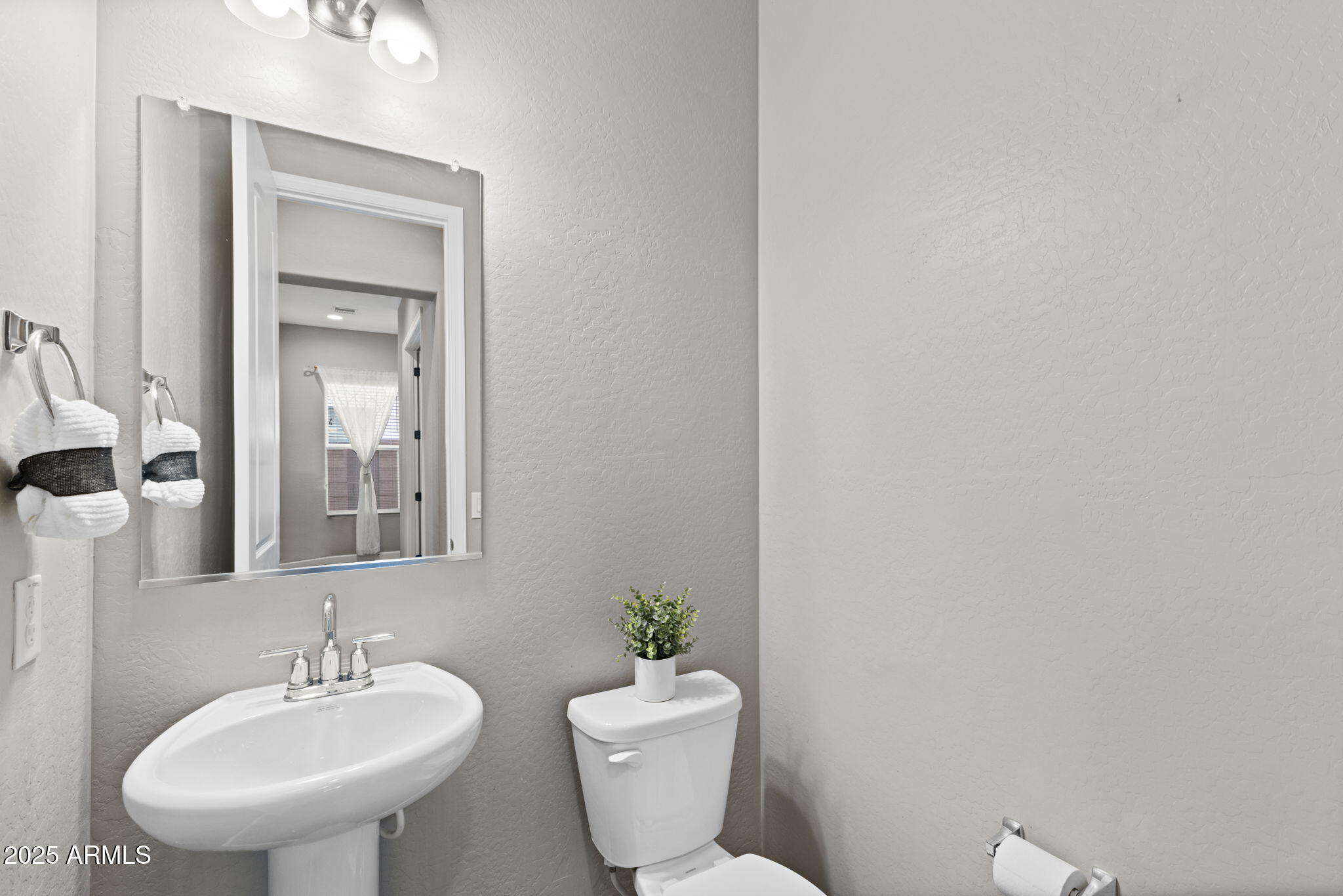 4344 East Granada Road Phoenix, AZ 85008 - Photo 5 of 37 Powder Room
