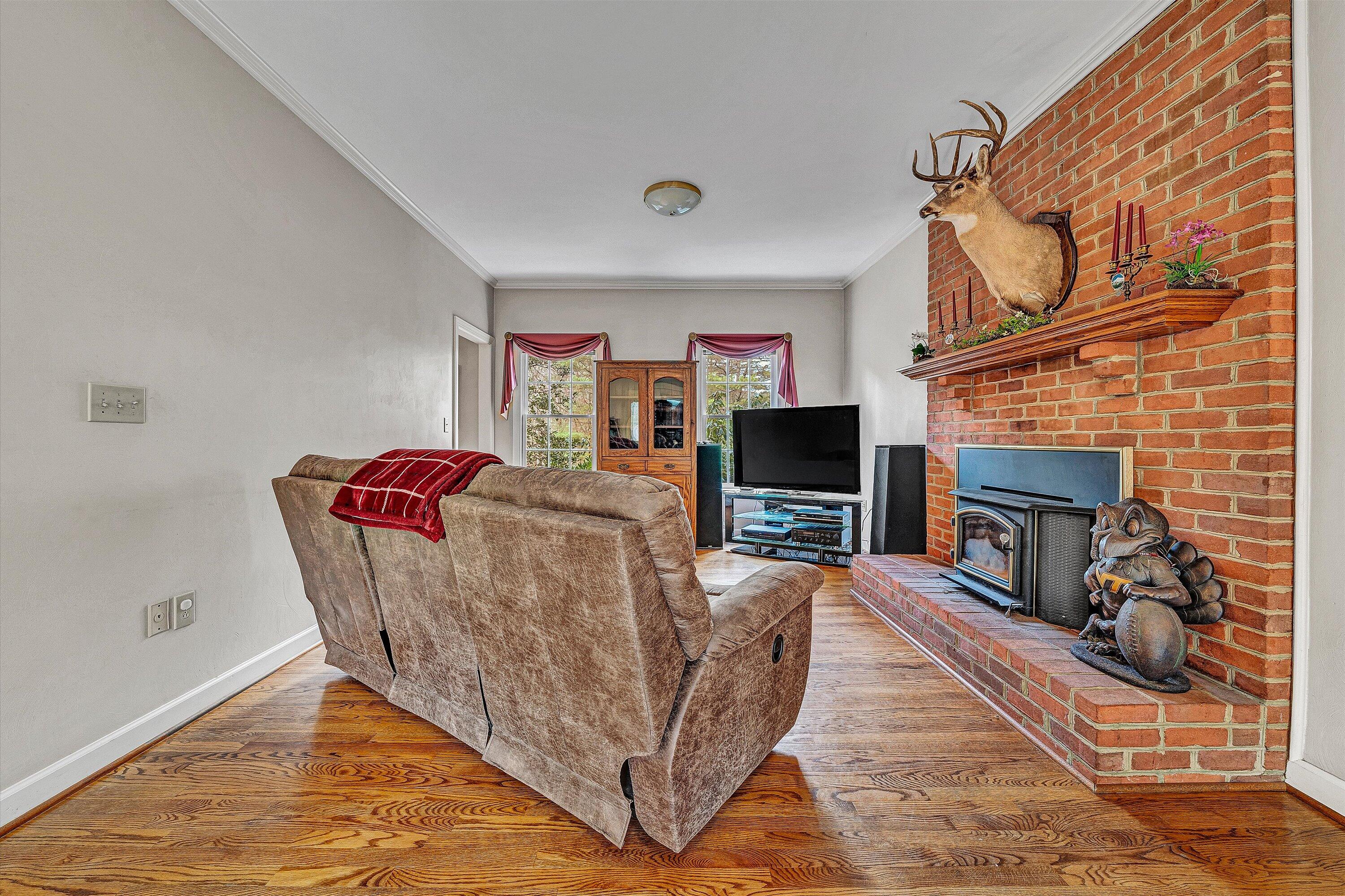 5504 South Roselawn Road Roanoke, VA 24018 - Photo 11 of 37 great room