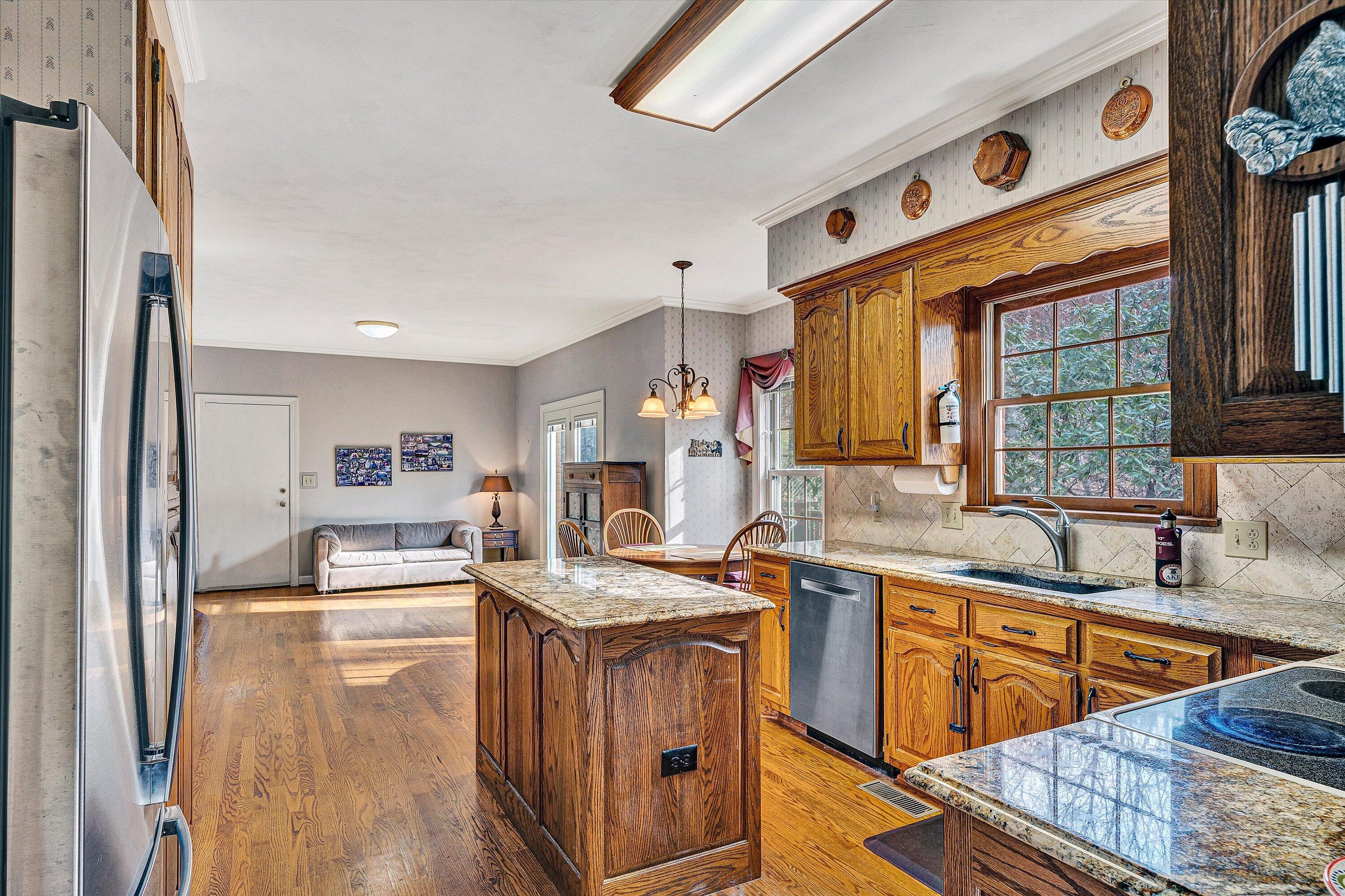 5504 South Roselawn Road Roanoke, VA 24018 - Photo 19 of 37 kitchen