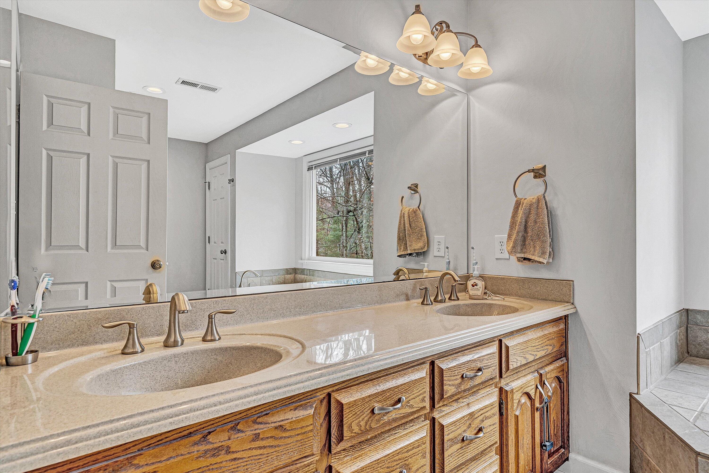 5504 South Roselawn Road Roanoke, VA 24018 - Photo 23 of 37 primary bathroom