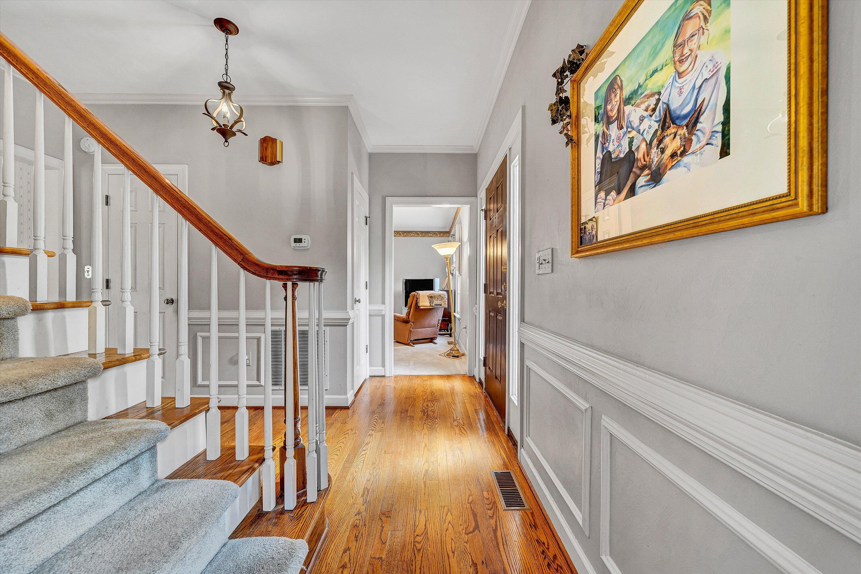 5504 South Roselawn Road Roanoke, VA 24018 - Photo 4 of 37 foyer