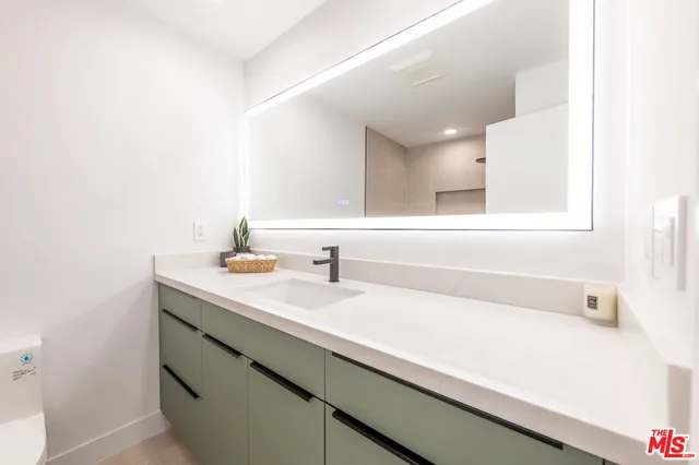 $999,000 | 14539 Benefit Street, Unit 201, Sherman Oaks, CA 91403