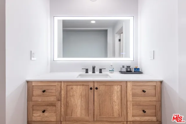 $999,000 | 14539 Benefit Street, Unit 201, Sherman Oaks, CA 91403