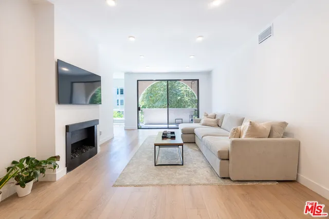 $999,000 | 14539 Benefit Street, Unit 201, Sherman Oaks, CA 91403