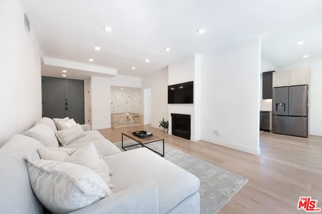 $999,000 | 14539 Benefit Street, Unit 201, Sherman Oaks, CA 91403